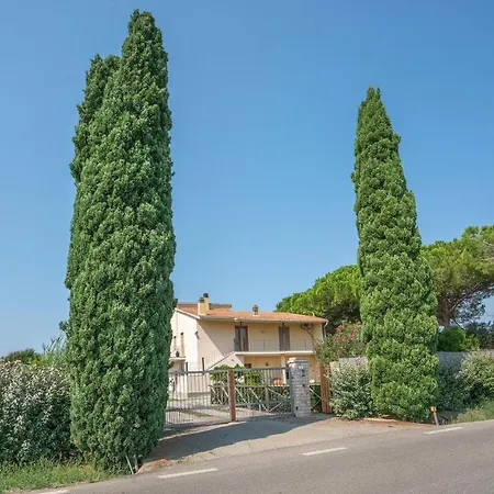 3 Bedroom Cozy In Capalbio Scalo Apartment *